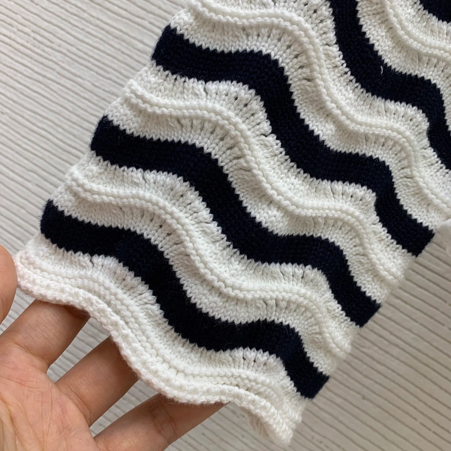 wave pattern contrast round neck short sweater